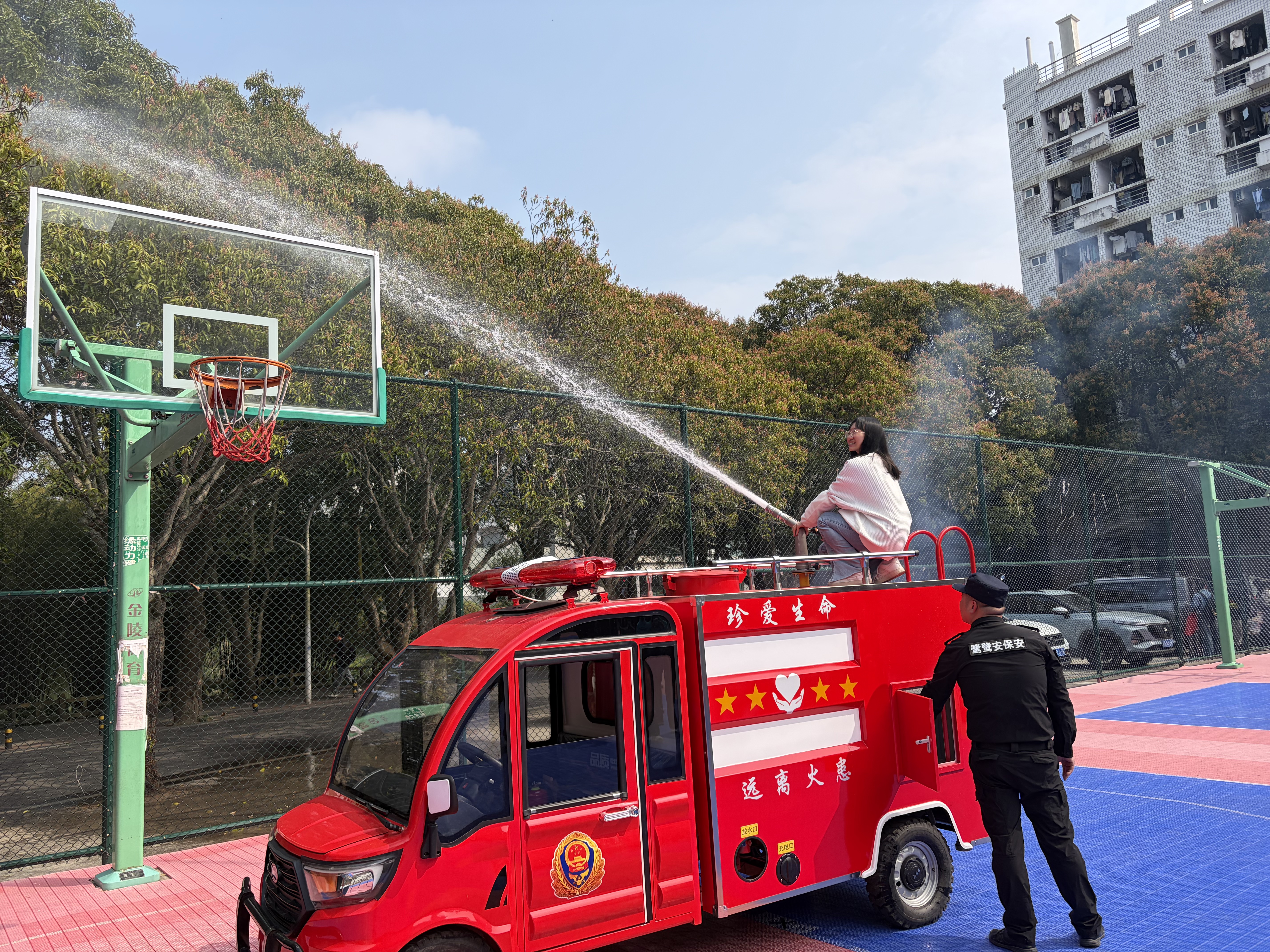 学生体验微型消防车车载设备.jpg 学生体验微型消防车车载设备.jpg