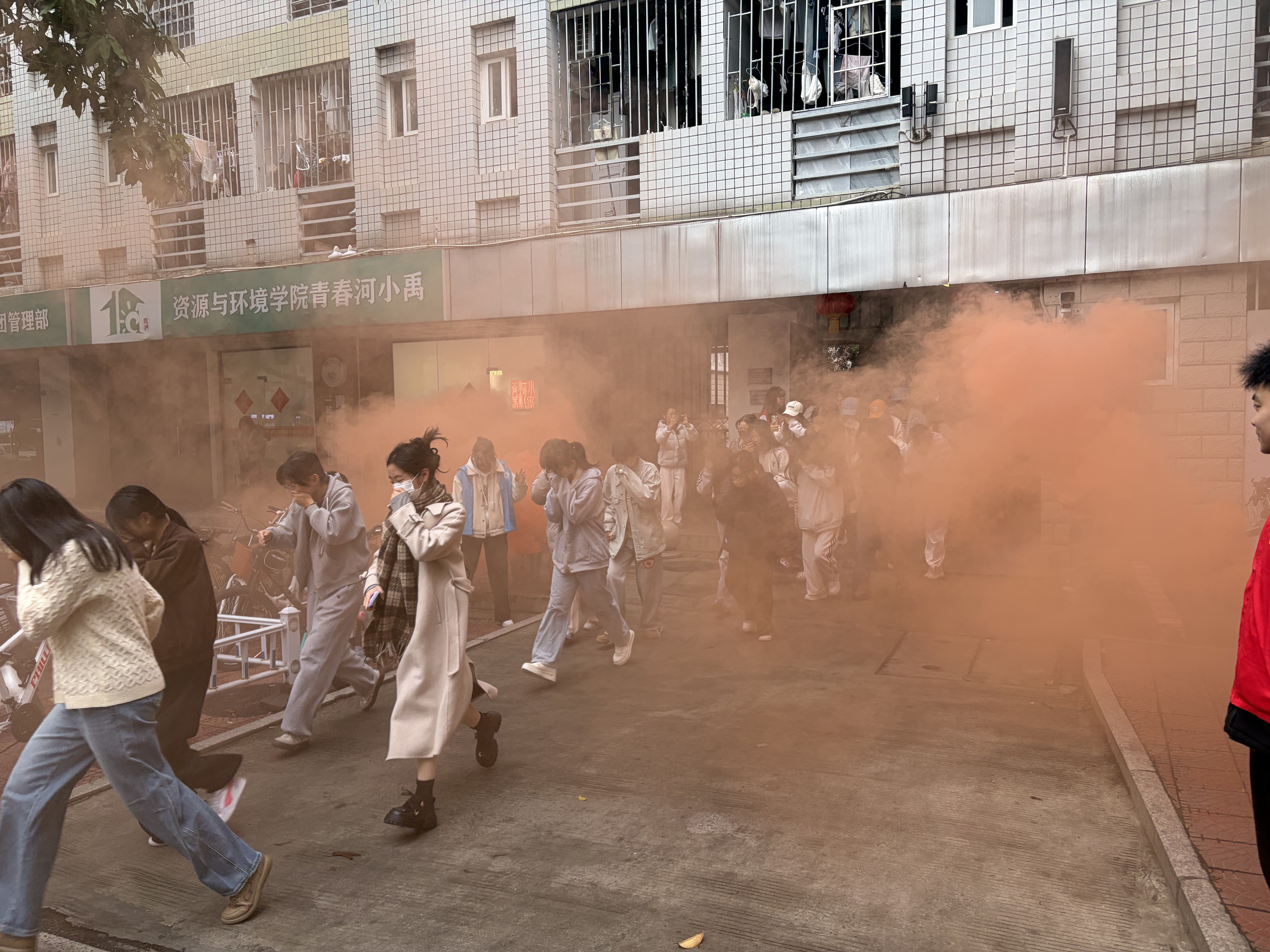 学生宿舍疏散演练现场.jpg