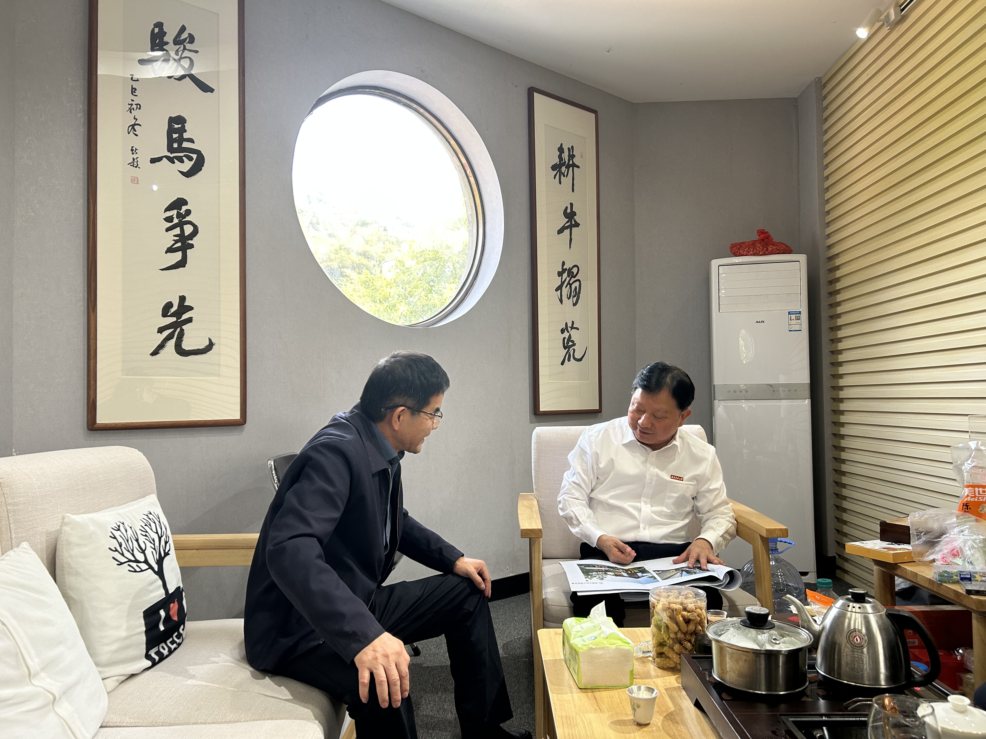 校长兰思仁听取校友楼设计汇报.jpg 校长兰思仁听取校友楼设计汇报.jpg